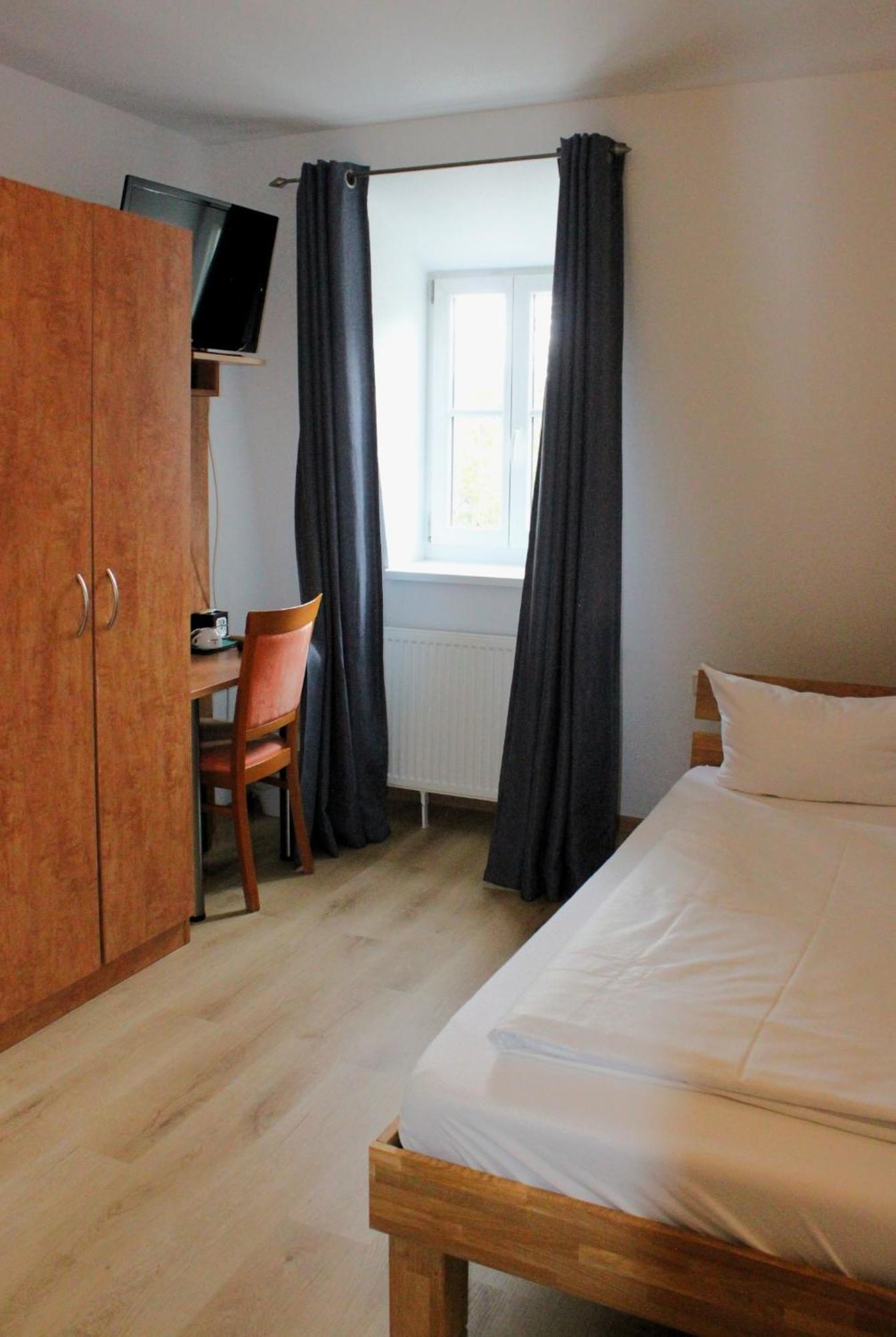 Waitzingers Hotel *